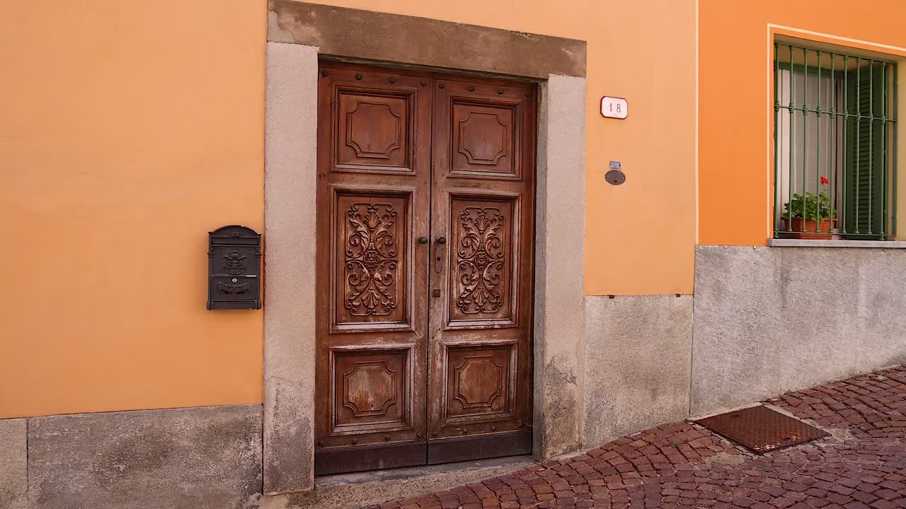 una calle tranquila con edificios coloridos