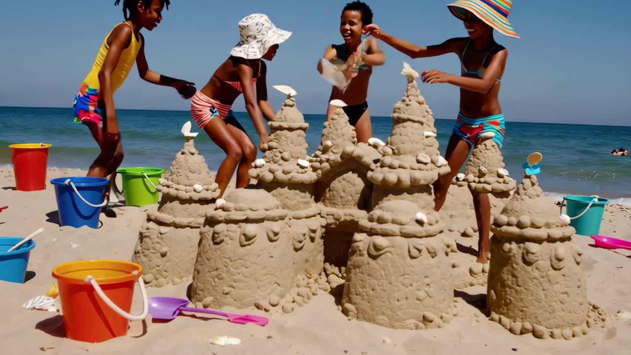 아이들이 해변에 모래 성을 짓고 있습니다.