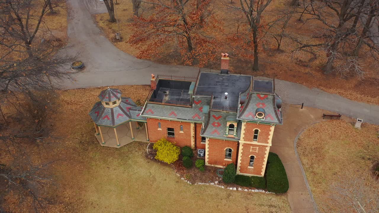 가을날 교외 지역의 주택과 거리를 공중으로 밀다