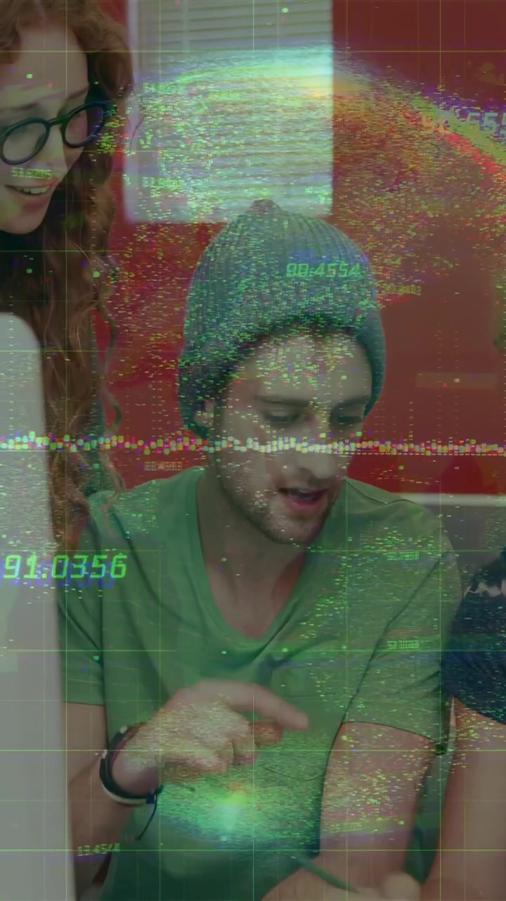 Video verticale: Uomo al centro che guida una matita e digita per dati aziendali, con un'overlay di dati che scorre sulla pagina