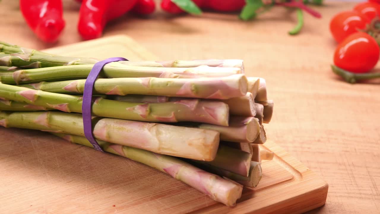 Verse groene asperges op een houten snijplank