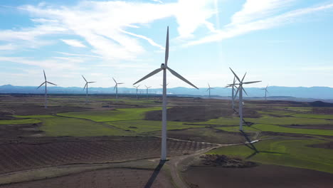 Turbinas-Eólicas-En-Campos-Paisaje-Rural-España-Medio-Ambiente-Energía-Verde-Aérea