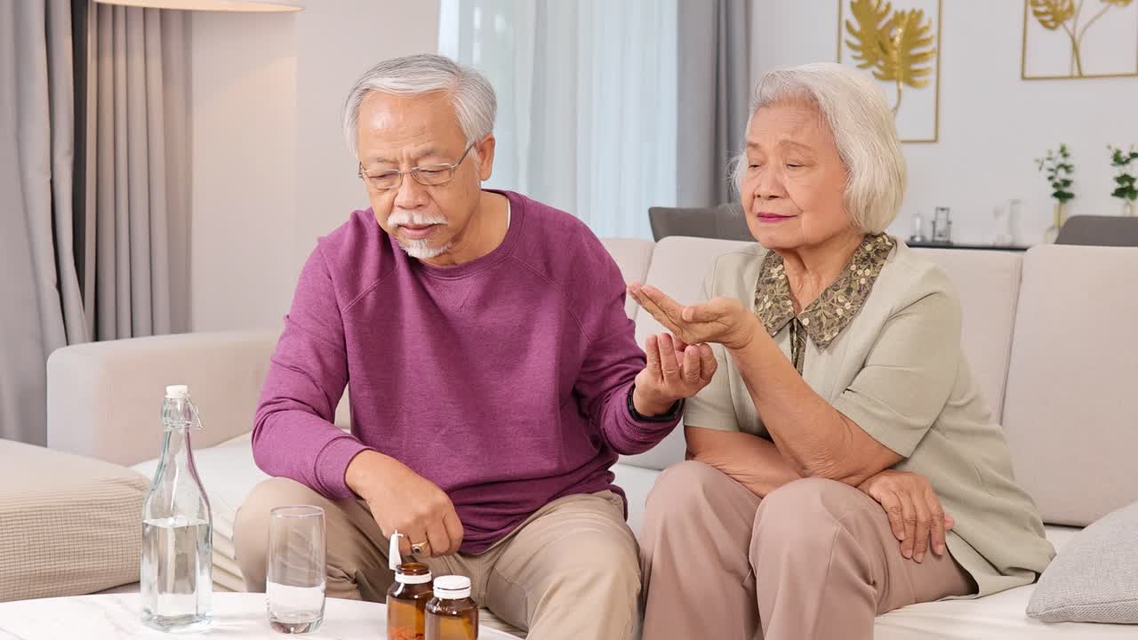 Cặp đôi hợp tác uống thuốc tại nhà