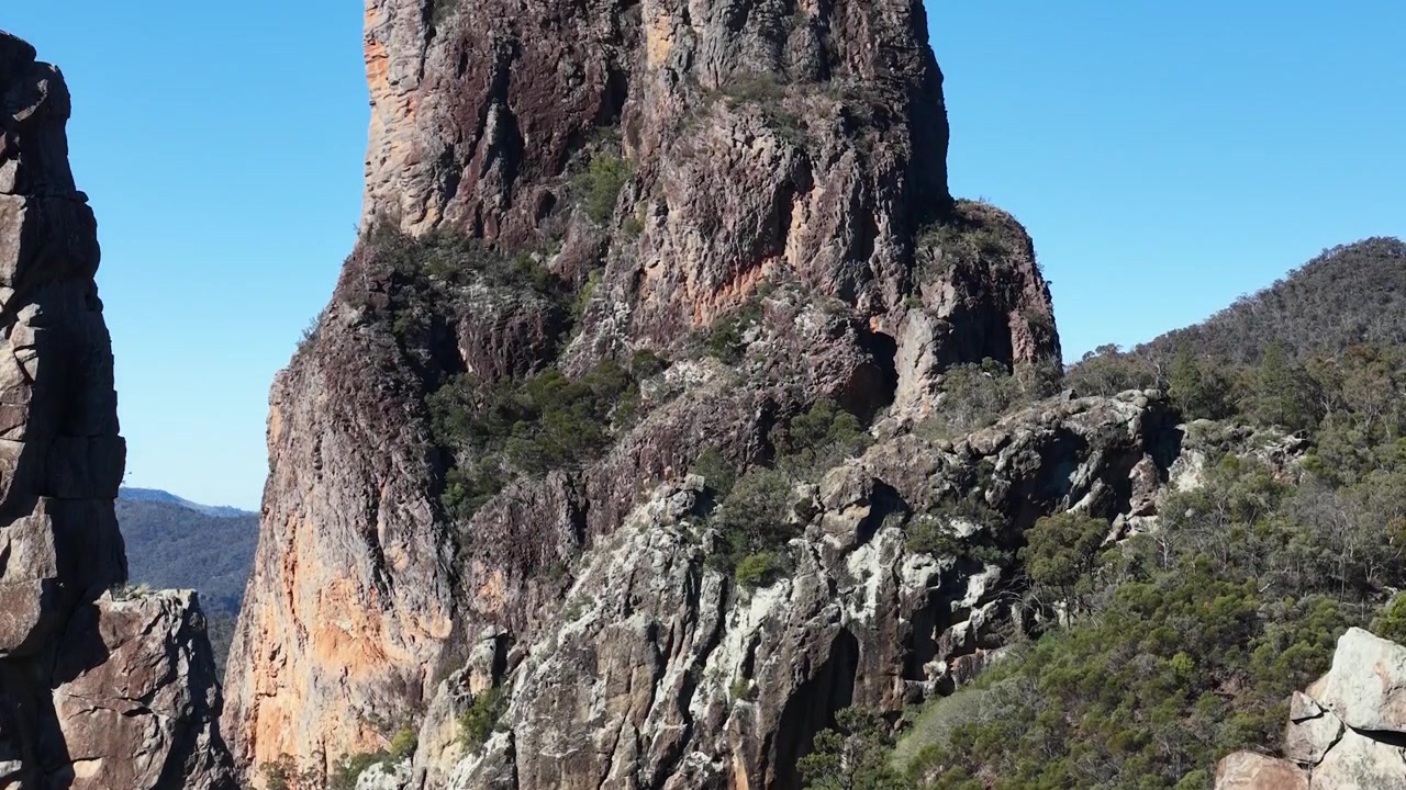 Veduta aerea di una vetta montuosa aspra e scogliere rocciose
