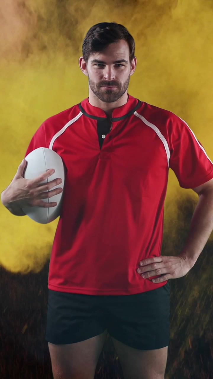 Profesjonalny rugbysta trzymający piłkę 4K