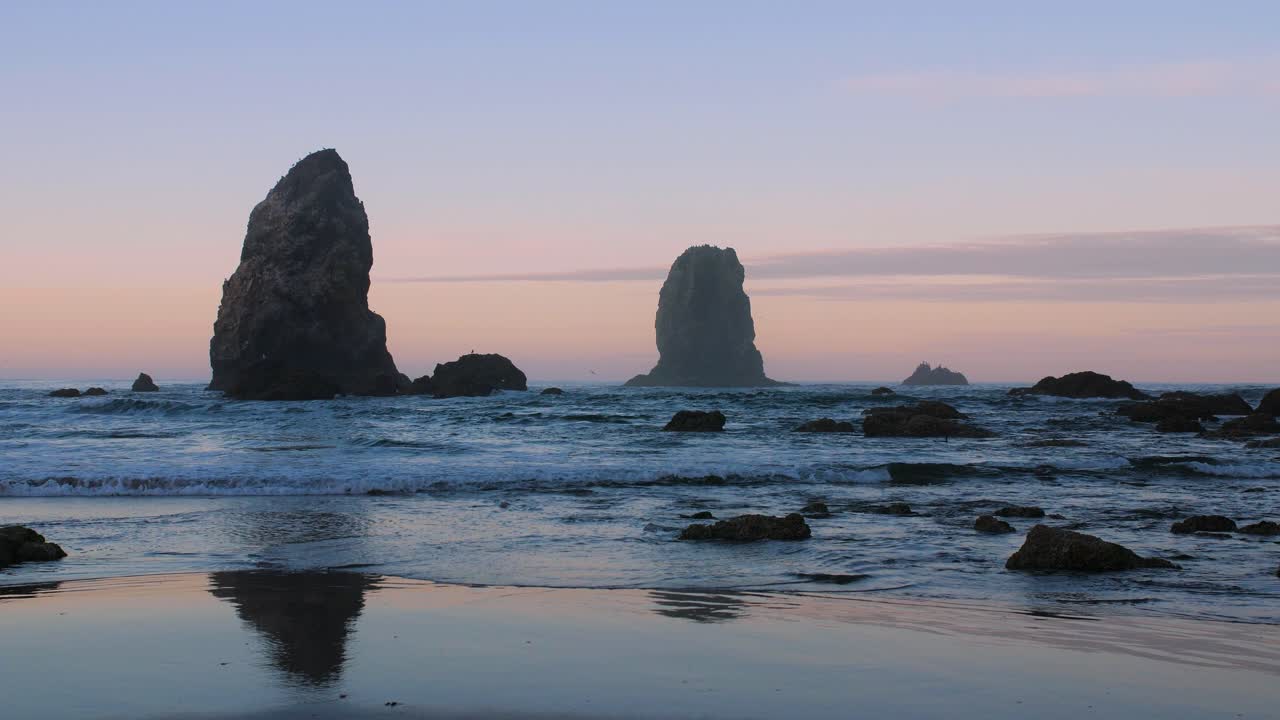 toma en cámara lenta de pilas de mar en la costa de oregon
