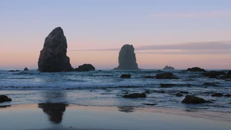 Toma-En-Cámara-Lenta-De-Pilas-De-Mar-En-La-Costa-De-Oregon