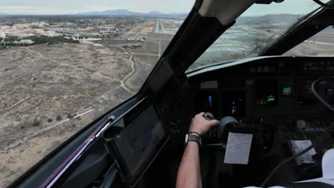 piloto pov aproximación en tiempo real para aterrizar en la pista