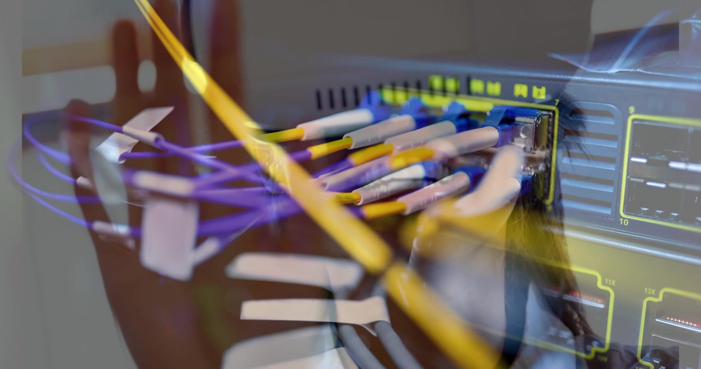 Animazione di una sala server sopra una donna che usa un visore VR.