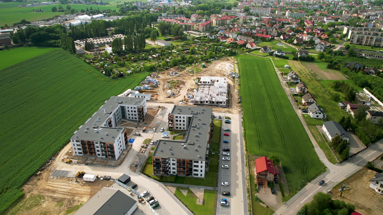 sitio de construcción con campos verdes cerca de la comunidad