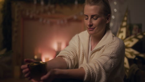 una mujer satisfecha y feliz con su vida descansa en la comodidad de su hogar reflexiona y disfruta de la paz está relajada