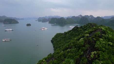 Hermoso-Paisaje-De-Turistas-En-Crucero-En-Barco-En-Ha-Long-Bay-Vietnam,-Antena