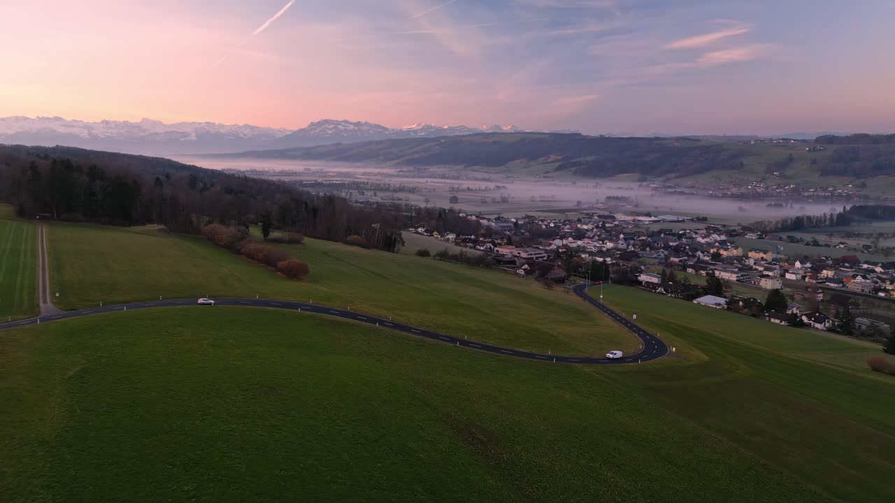 colorido amanecer sobre los alpes en una mañana nublada en el centro de suiza