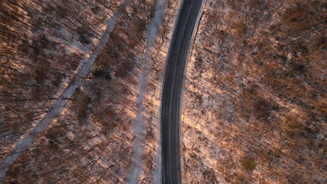 Imágenes-Aéreas-De-Drones-De-Un-Hermoso-Camino-A-Través-De-Un-Bosque-Nevado-De-Invierno-En-Las-Montañas-Apalaches-Durante-El-Invierno-En-El-Valle-Del-Hudson-De-Nueva-York-En-La-Sub-gama-De-Las-Montañas-Catskill