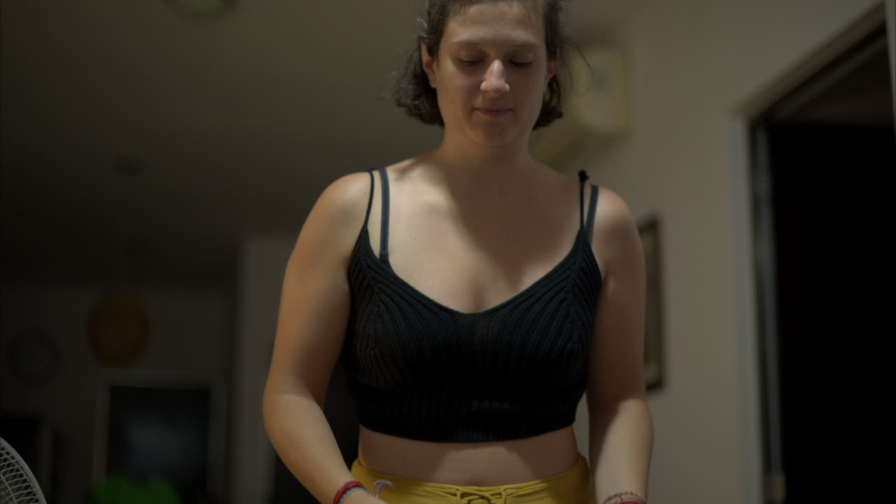 cámara lenta de una mujer morena haciendo una cara graciosa actuando como si estuviera conduciendo un auto