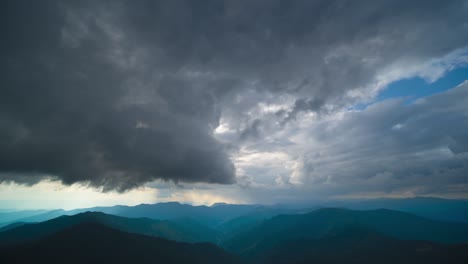 la corriente de nubes sobre hermosas montañas. lapso de tiempo