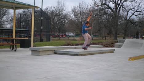 patinador hace un manual en su patineta