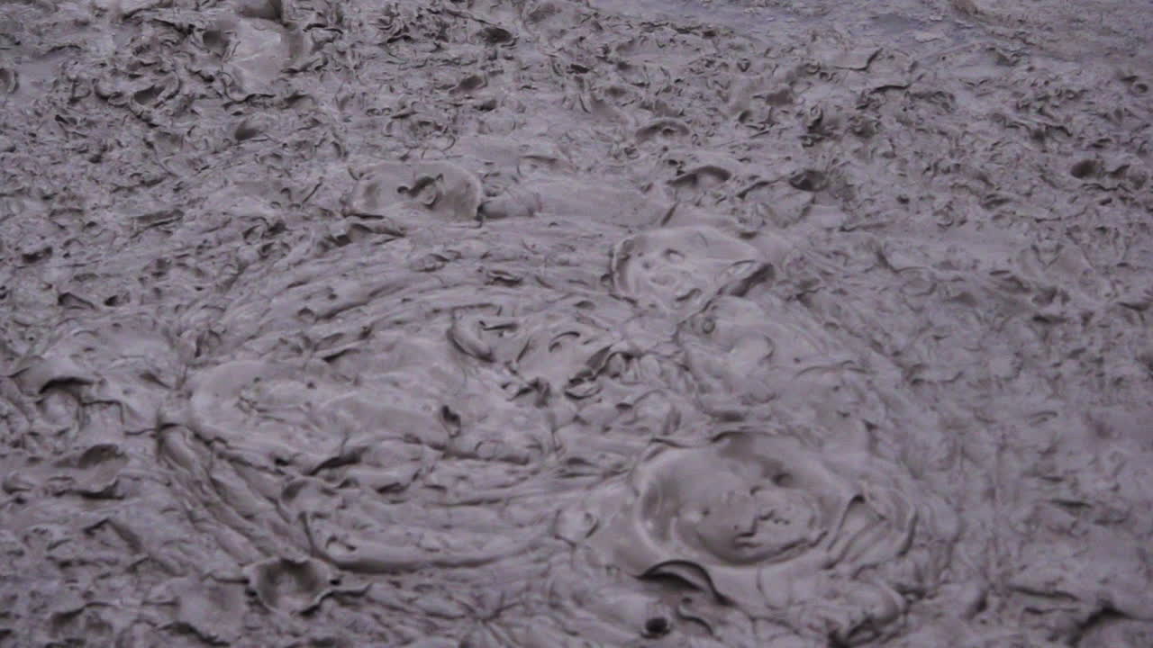 끓는 진흙 웅덩이는 뉴질랜드 로토루아 근처 국립공원에서 닫힙니다 - 슬로우 모션을 닫습니다