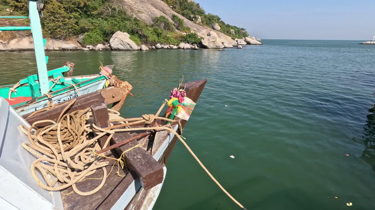 pescador trabajando con las redes en un barco en movimiento.