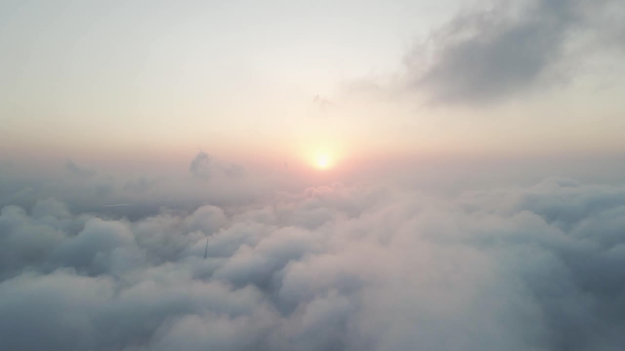 Ripresa aerea con drone di una pala eolica che ruota tra le nuvole sulle Alture del Golan, Israele