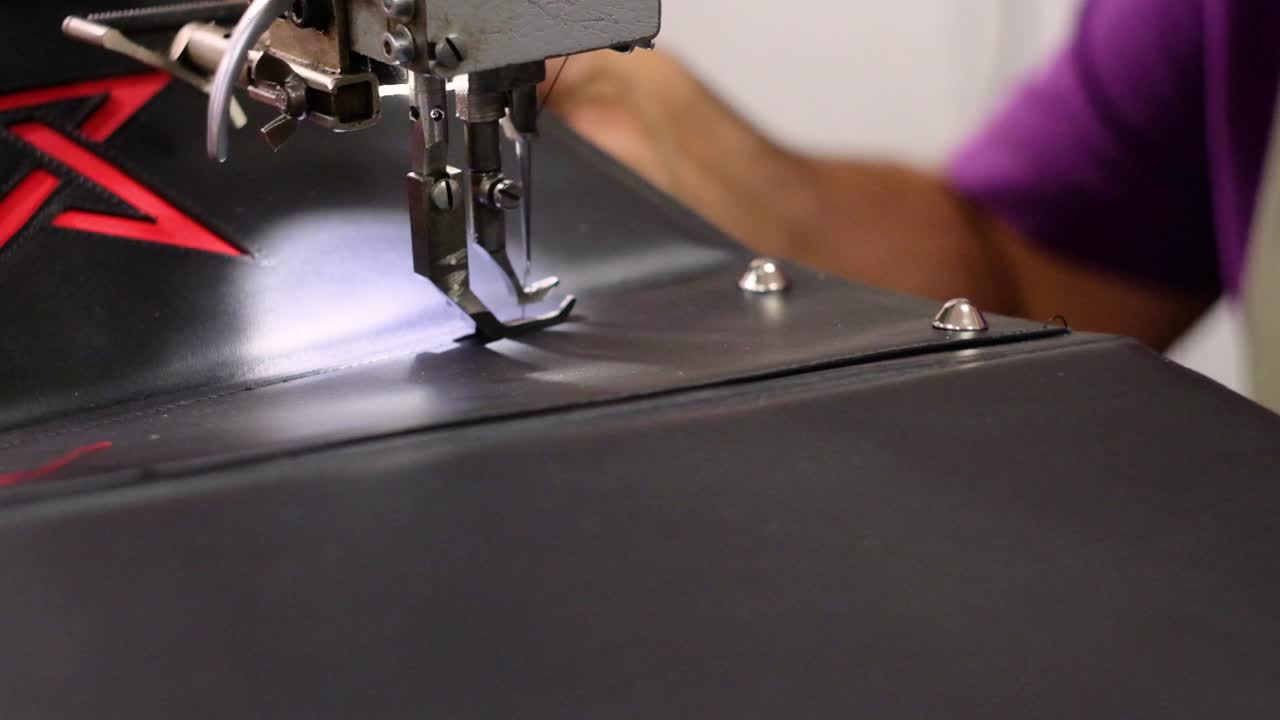 전통 기계로 가죽 가방을 만드는 이탈리아 제화공