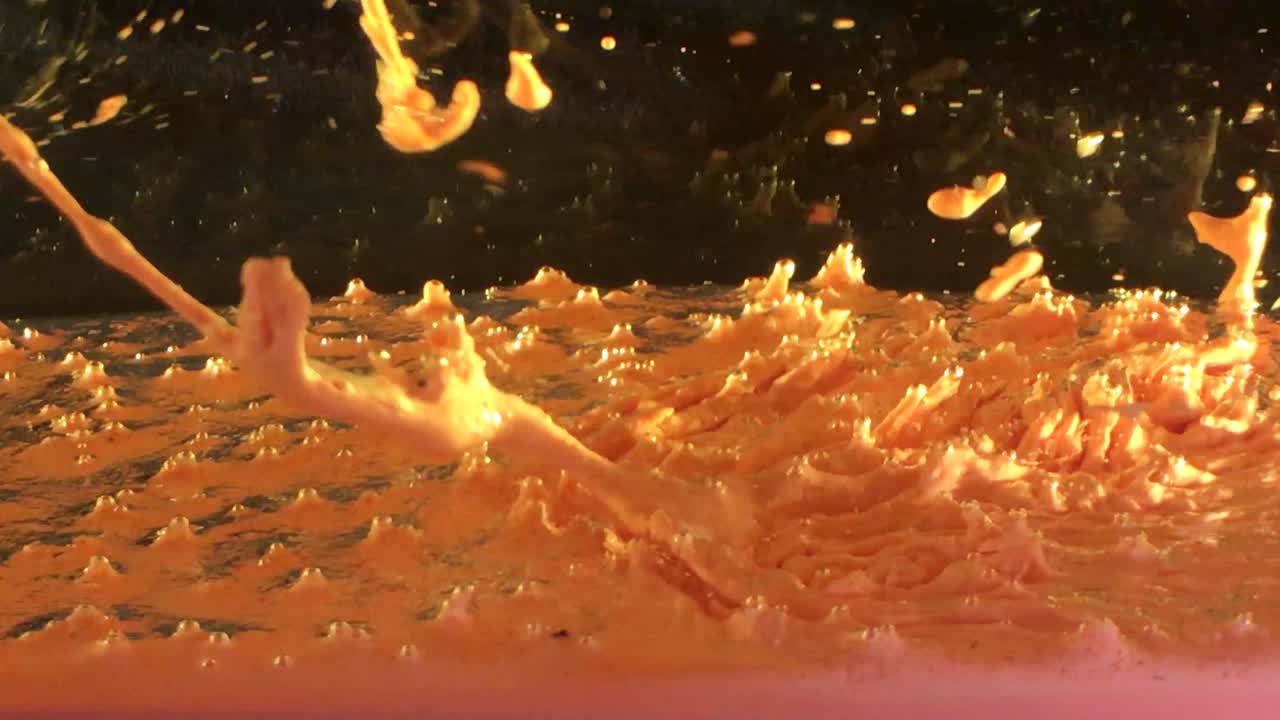 거울 효과가 있는 4k 외계인 풍경은 거친 기름과 색상 루프를 휘젓고 거품과 잔해 낙진이 있는 스우시