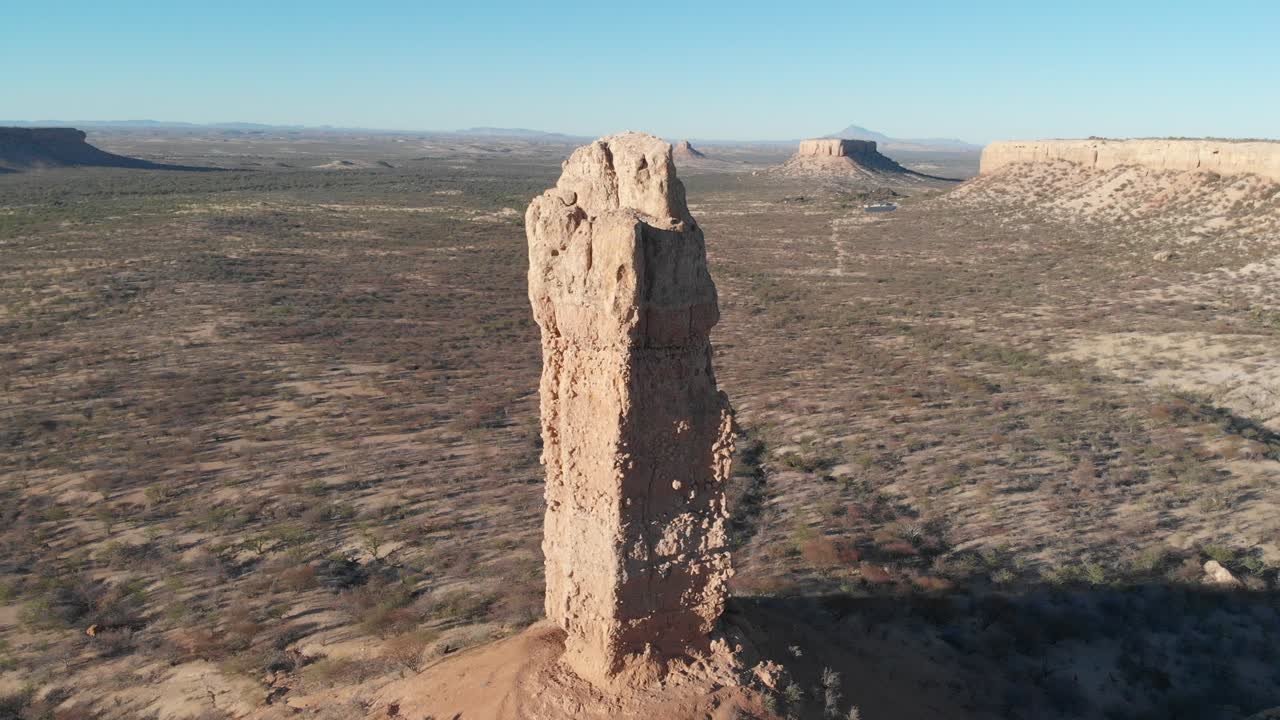 imágenes de video aéreas de drones de alta altitud de la impresionante formación rocosa vingerklip, namibia, áfrica. monumento de piedra alta en el desierto africano. valle de monumentos se parecen. vasto interior de namibia.