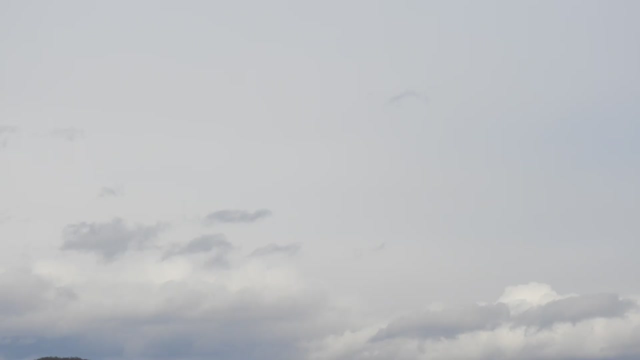 빠른 구름 형성으로 봄 시즌에 구름 시간 경과