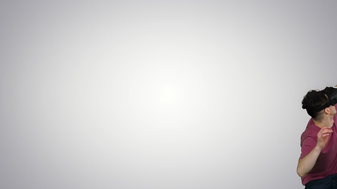 Uomo con occhiali per la realtà virtuale che si muove attraverso un pericoloso mondo virtuale su sfondo sfumato