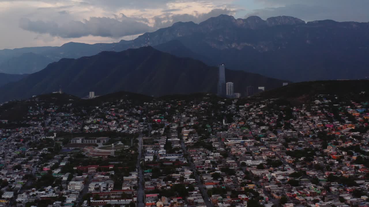 una amplia vista aérea de la extensa ciudad de monterrey, méxico