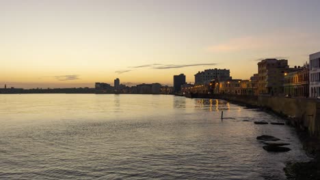 Schöne-Zeitrafferansicht-Der-Alten-Stadt-Havanna,-Der-Hauptstadt-Von-Kuba,-An-Der-Ozeanküste-Während-Eines-Lebendigen,-Sonnigen-Und-Farbenfrohen-Sonnenaufgangs