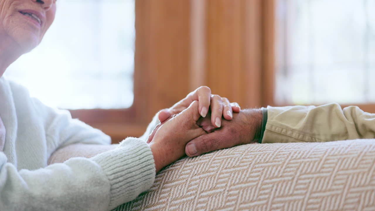 una pareja mayor, tomados de la mano.