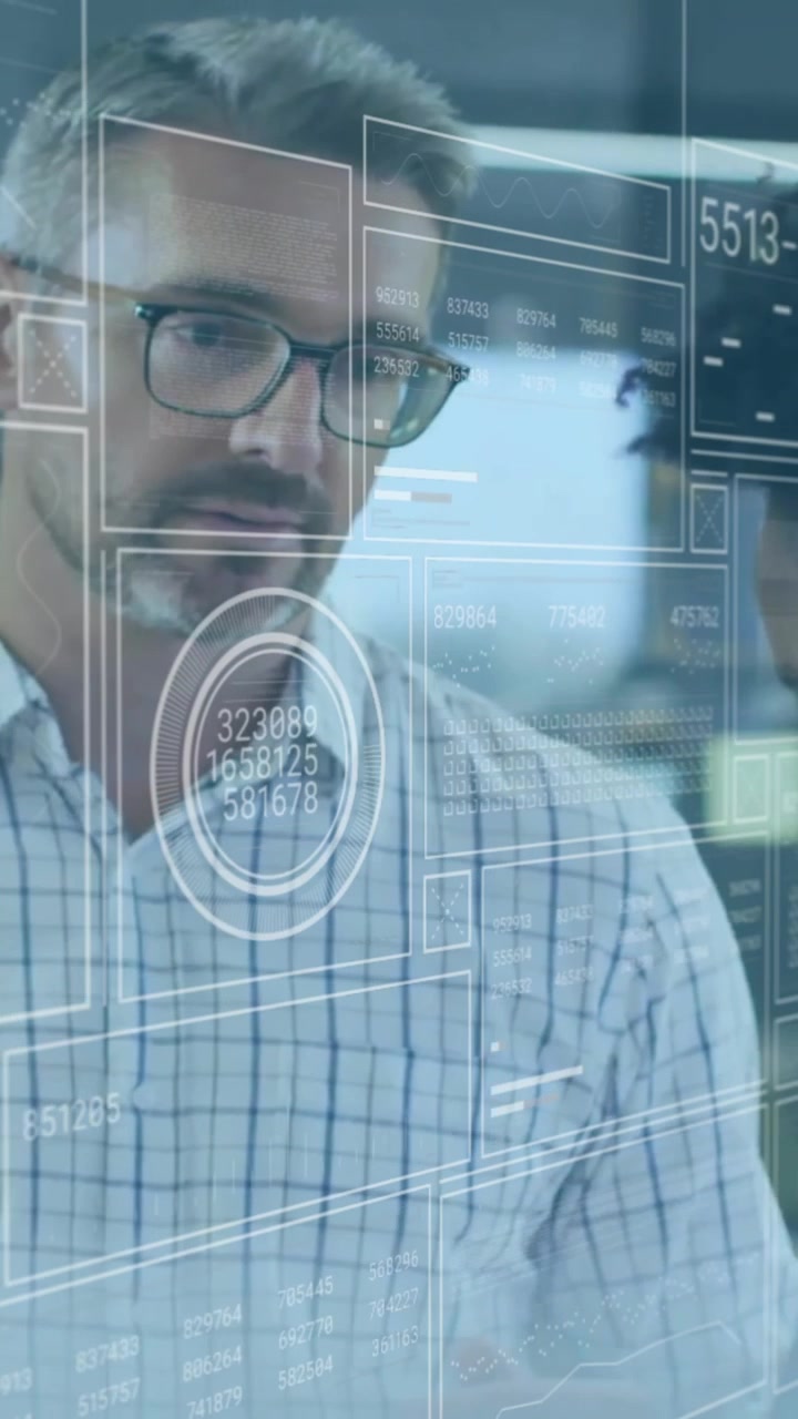Animazione di elaborazione dati su diversi colleghi che discutono di lavoro in ufficio