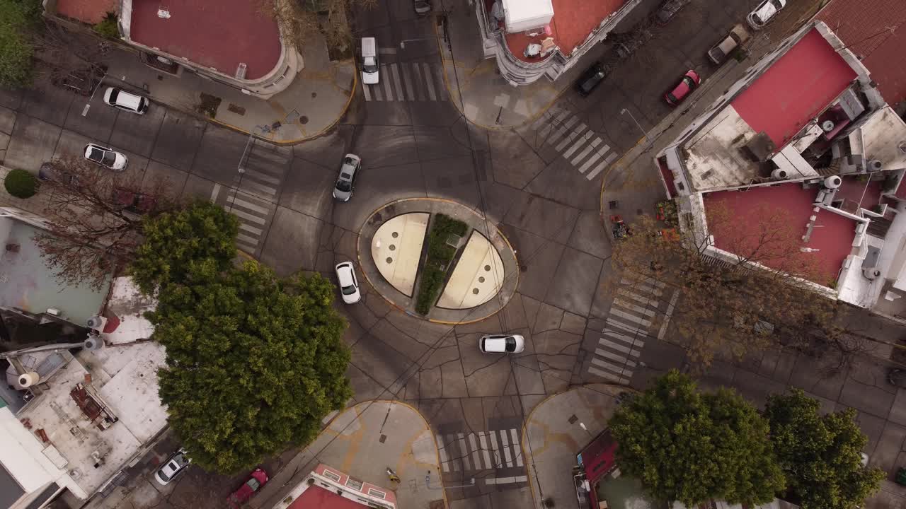 vista aérea de arriba hacia abajo de la rotonda en parque chas buenos aires, argentina
