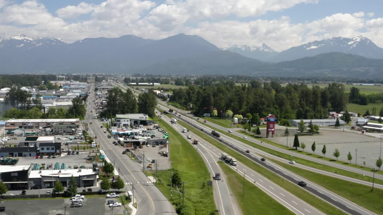 캐나다 횡단 고속도로에 의해 산업 지역의 무인 항공기 보기