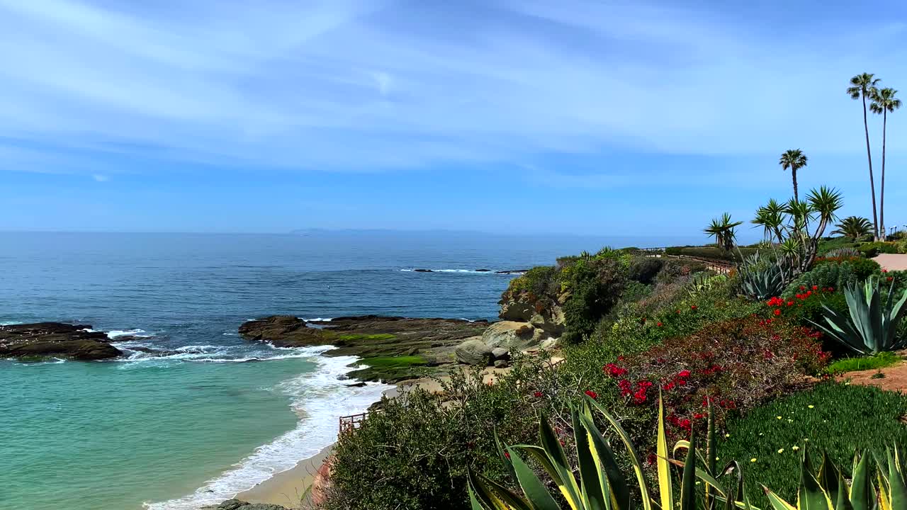 4k, 60p, hermosa playa con rocas, acantilados, flores y palmeras