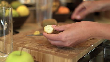 Dolly-In-Schuss-Von-Weiblichen-Händen,-Die-Banane-Schälen