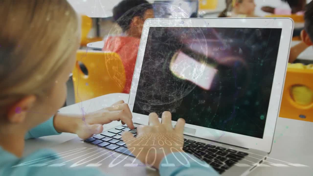 animación de procesamiento de datos sobre una niña caucásica que usa una computadora portátil en la escuela