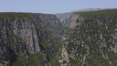 Una-Vista-Aérea-Más-Allá-Del-Cañón-Del-Desfiladero-De-Vikos-En-Epirus,-Grecia-Con-Cielos-Despejados