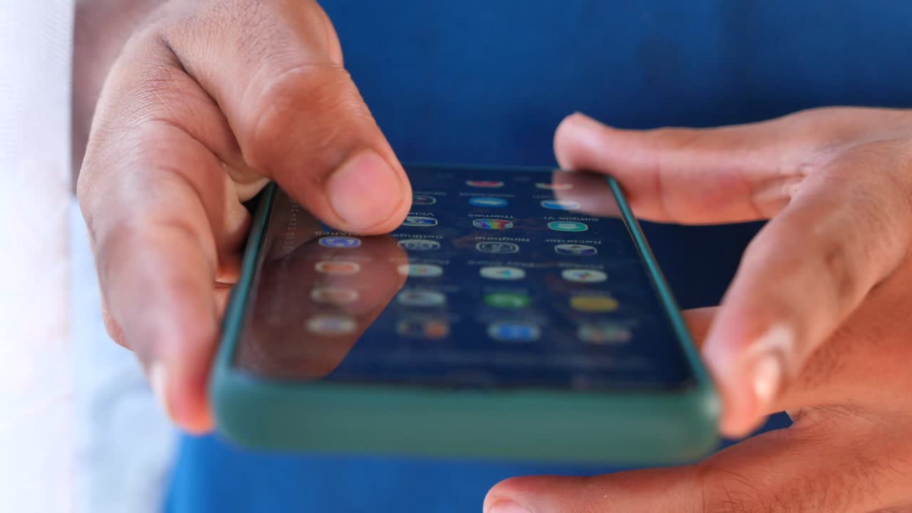 persona que utiliza un teléfono móvil