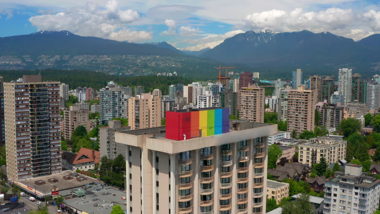 estructura colorida en la azotea del edificio de suites sandman en el extremo oeste, vancouver, columbia británica, canadá
