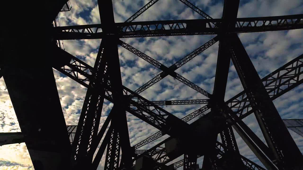 버스 에서 볼 수 있는 항구 다리 건설