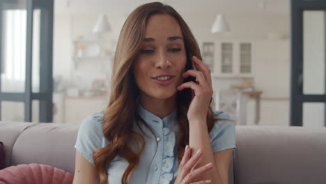 mujer de negocios recibiendo buenas noticias por teléfono en la oficina de casa. chica sintiéndose feliz.