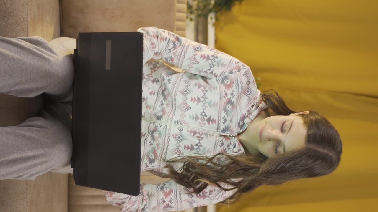 video vertical de una mujer joven que se encuentra con un problema en la computadora portátil.