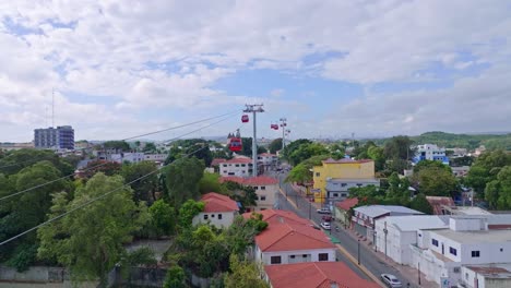 Teleférico-Rojo-Del-Creador-De-Drones-En-Una-Ciudad-Caribeña,-Conectando-Barrios