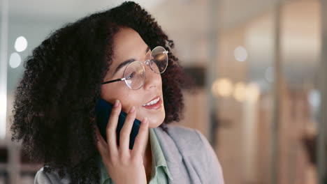 cheque, hora e mulher no escritório com um telefonema
