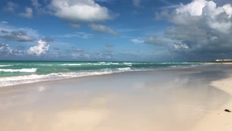 Panorámica-De-Cámara-Lenta-A-Lo-Largo-De-La-Playa-De-Arena-Blanca-Del-Caribe-Con-Formaciones-De-Nubes