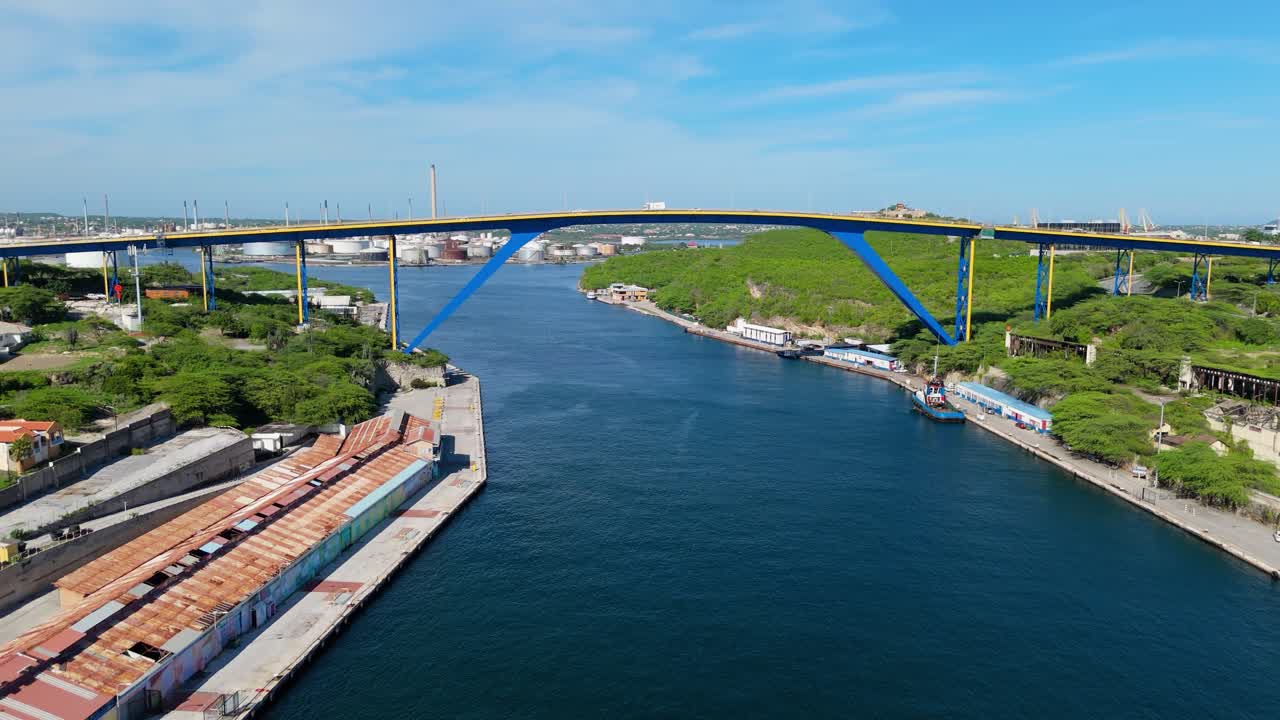 드론 광각이 올라와  ⁇  줄리아나 다리 뒤의 석유 정유소를 드러 ⁇ 니다. 윌렘스타드 쿠라소