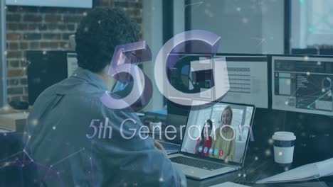 5g-SMS-Und-Netzwerk-Von-Verbindungen-Gegen-Einen-Kaukasischen-Mann,-Der-Im-Büro-Einen-Videoanruf-Auf-Einem-Laptop-Führt