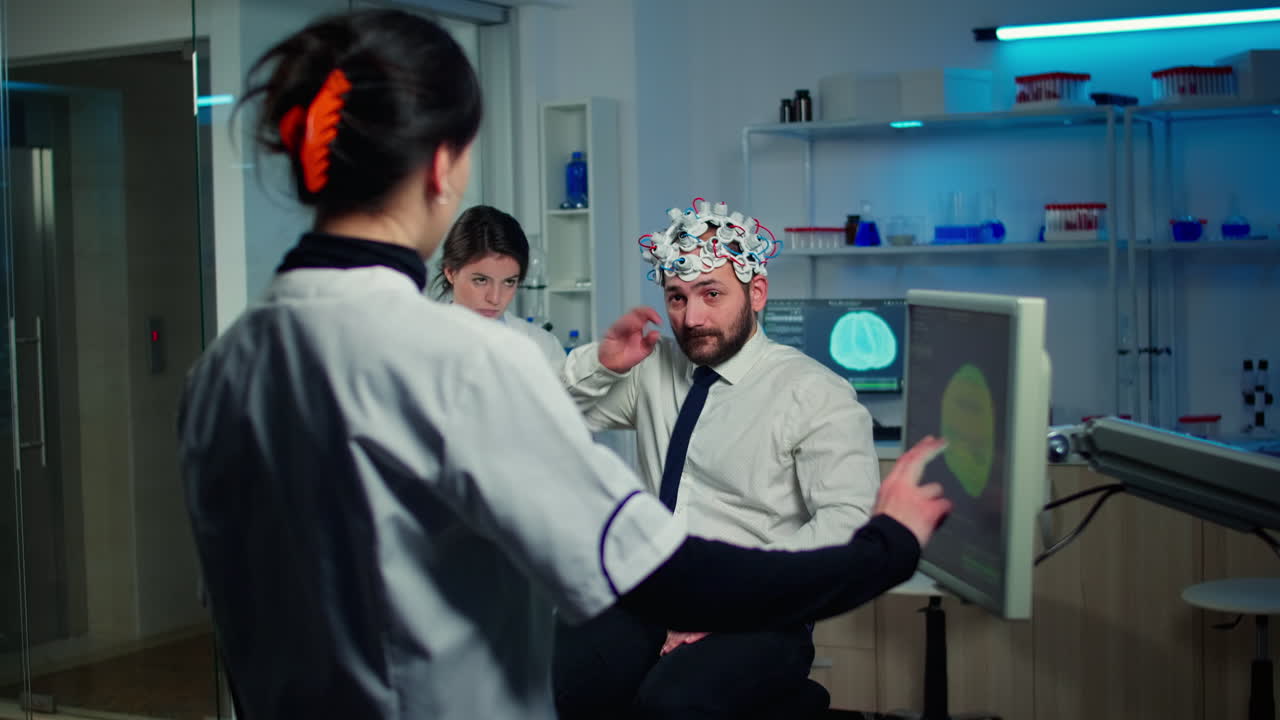 médico que examina las reacciones físicas y el sistema nervioso del hombre